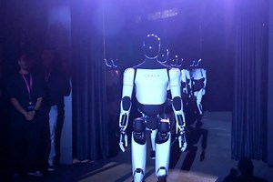 El nuevo robot Tesla de Elon Musk desata alarma tras siniestra confesión