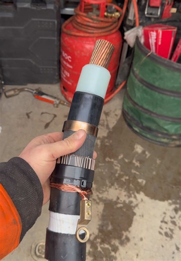 Great little showing you all the layers on a 33,000volt cable. This cable is a 800mm2 copper wire screened cable that’s typically used in the renewable industry. #Electrician ##ElectricalWork #ElectricalContractor #BuilderLife #ConstructionWorkers #ElectricianLife #ElectricalServices #MasterElectrician #ConstructionSite #ResidentialElectrician #CommercialElectrician #ElectricalSolutions #Wiring #LightingDesign #HomeElectrical #GeneralContractor #ConstructionProjects #ElectricalSafety #HVAC #Smar