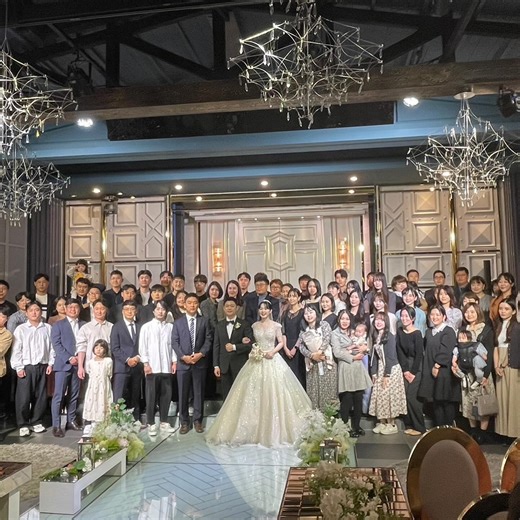 もぐぴよ🐥모구삐약 | 🇰🇷Wedding 10/7💍 @kturtle.wedding 韓国にて友達の結婚式🇰🇷🤵🏻‍♂️👰🏻‍♀️🇯🇵 韓国の結婚式はラフで わたしは普段着のワンピとスニーカーでいったよ。 ニューバランス👟✴︎笑 キメこむと逆に恥ずかしいこともあるから 服装まよったわぁ... | Instagram