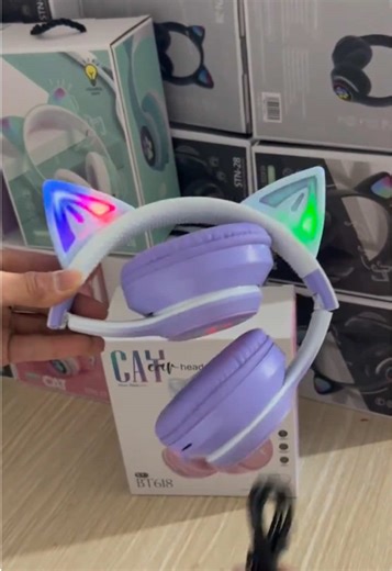 🎧✨ ¡Lleva tu estilo al siguiente nivel! ✨🐱 Descubre estos auriculares inalámbricos con orejas de gato 😻, perfectos para destacar mientras disfrutas de tu música favorita. Con diseño plegable, conexión Bluetooth y micrófono integrado, son ideales para llamadas, gaming o streaming desde tu móvil 📱💕 🔊 Sonido envolvente 🎤 Micrófono integrado para llamadas claras 👜 Diseño plegable y cómodo para llevar a cualquier parte 💖 Estilo único y divertido ¡Exprésate con cada canción! 🎶🔥 #Auriculares