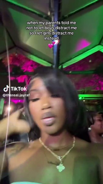 👩🏾‍❤️‍💋‍👩🏽