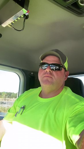 Same stuff different day #truckdriver #truckerlife #rolloffdumpster