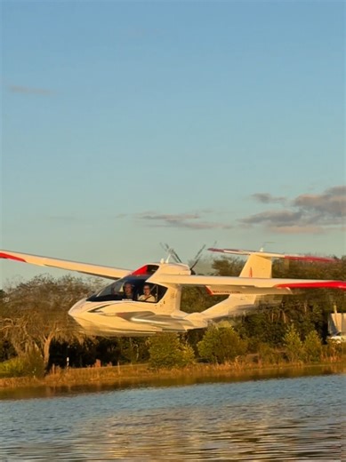 Plane: @iconaircraft Engine: @flyrotax Prop: @fly_eprops Headsets: @boseaviation Brakes: @beringeraero Nav: @garminaviation Time: @aviatorwatch Wash: @saltsgone Video: @raybanmeta Pilot: @santimasdeu_ 🇦🇷
