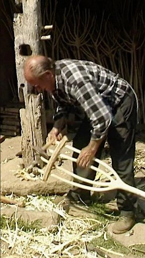 🪚🪵 The perfect pitchfork for field work. A tool handcrafted by the forkman.