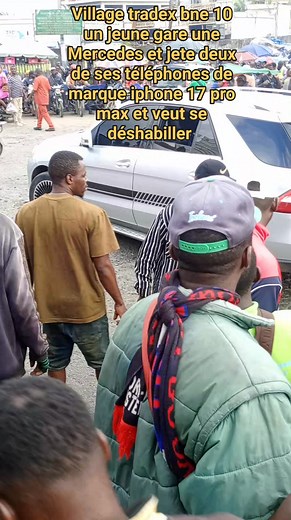 Village tradex bne 10 en ce moment où un jeune gare une Mercedes classe et jete deux téléphones de marque iphone 17 pro max et veut se déshabiller en pleine air. Partager massivement afin ke sa famille puisse le récupérer ashouèèèè 🙌 | Guilain Mbiada
