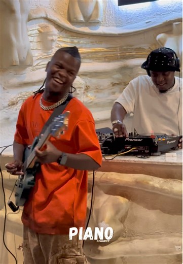 D’braz performing live at Amar Restaurant. #southafricatiktok🇿🇦 #majobela @D'braz_SA @tsebebemorokeForTheMatured #fyp