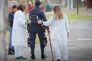 « Un espoir pour les paraplégiques », l’exosquelette Twin permet de se lever, se tenir debout et marcher !