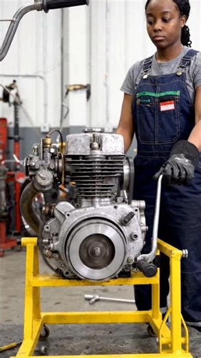 🔥 Vintage 2-Stroke Engine Start-Up | Kickstart to Life! Pop-Pop-Pop Sound & Exposed Clutch