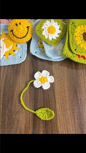Crochet Daisy Bookmark #crochet #crocheting #crochetpattern #crochettutorial #bookmark #diy #craft