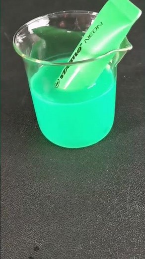 So funktioniert Fluoreszenz- Markierung - einfaches Experiment mit Wasserperlen