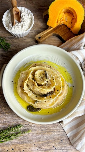 • PAPPARDELLE RIPIENE CON CREMA DI ZUCCA • Piatti che sanno di casa, di tempo lento e di occasioni speciali. Questa pappardella ripiena con crema di zucca, cotta al forno e avvolta da burro e salvia, è uno di quelli che porti in tavola quando vuoi dire: “stasera è una sera importante”. Perfetta per una cena speciale, ideale per il cenone di Capodanno, quando la tavola si riempie di chiacchiere, risate e piatti che scaldano il cuore. Perché Capodanno è anche questo: condividere qualcosa di buono.