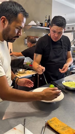 Livvo Restaurante on Instagram: "Cada plato de Livvo guarda algo del Mediterráneo: una técnica heredada, un ingrediente esencial, una memoria que viaja en el tiempo. No buscamos reproducir recetas tal como fueron escritas; preferimos comprenderlas, honrarlas y transformarlas. Cada preparación nace de la experiencia, de la observación y del diálogo entre pasado y presente. Es un proceso que combina técnica, intuición y sensibilidad, donde el ingrediente fresco marca el camino y la creatividad def