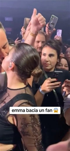 Quando Emma ha baciato un fan #emma #emmamarrone #kiss #fan #bacio #perte #live #fyp #fypyoutube #fy