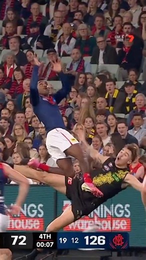 KOZZY PICKETT TAKES A SCREAMER!!! 🤯 #afl #footy