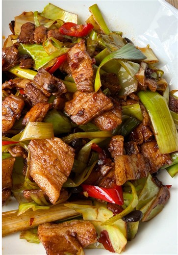 Sichuan Twice Cooked Pork (回鍋肉) one of my favvv sichuan dishes, and i swear it’s so easy to make this taste just like you’re eating at a sichuan restaurant! 🌶️ full recipe on my blog (link in bio) #twicecookedpork #sichuanfood #chineserecipes #sichuanrecipes