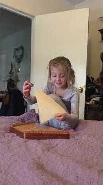 Clementine played on a Nepenenoyka (Перепелочка), a vintage Russian-made lap harp