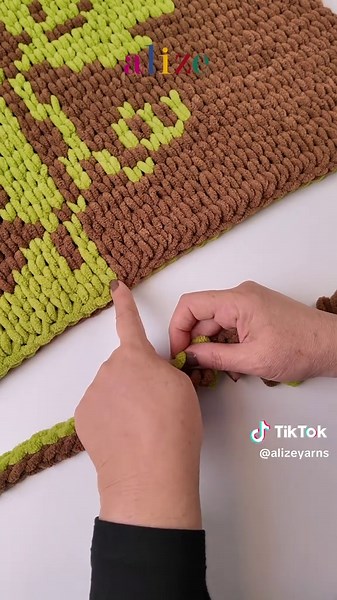 Alize Puffy More’un yumuşacık dokusu ve iki renkli ilmek tasarımıyla bu sonbahar takımını örmek çok keyifli! 🍂🍃 Hazır ilmekler sayesinde hem battaniyeyi hem de kırlenti çok kısa sürede örebilirsiniz. Desen oluşturmak da çok kolay—yalnızca şablonu takip etmeniz yeterli. Modelin detaylı yapılışı için YouTube’daki videomuzu izleyebilirsiniz. 🎥 YouTube / Alize Yarns / Alize Puffy More ile Sonbahar Temalı Diz Battaniyesi ve Yastık Renk: Alize Puffy More 6545 Şablonlara aşağıdaki linklerden ulaşabi