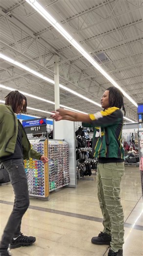 Make ez 💸 playing games w @Play & Earn is in their byo! @MEL🕺 #fyp #viral #trending #slimetomari