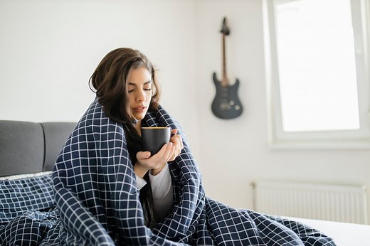 Frissons sans fièvre : quelles peuvent en être les causes ?