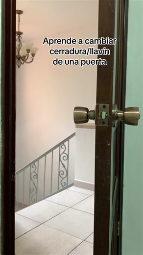 Cómo quitar una chapa de puerta de madera paso a paso