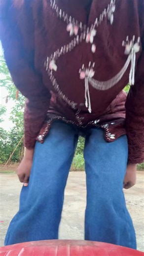 Cek Outfit: Padukan Kebaya dengan Celana Jeans