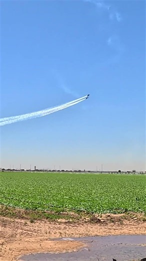 Blue Angels F-18 Diamond Roll Maneuver😎