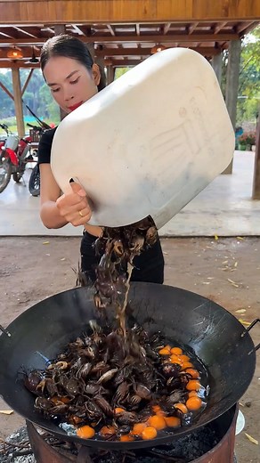 2.7M views · 47K reactions | Soft, succulent crab coated in a crispy, flavorful stir-fry sauce – this is not your ordinary seafood dish!  Learn how to make it at home and wow your family. #ViralRecipe #SeafoodPerfection | Good Cook | Facebook