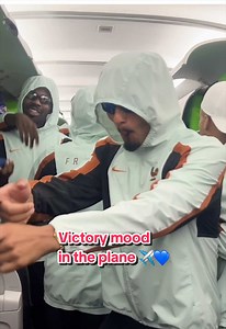 Victory mood on the plane 🎵✈️ #equipedefrance #worldcup #Football #sportstiktok