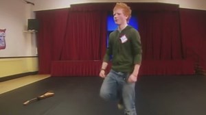 16-jähriger Ed Sheeran versucht sich beim Tanzen und scheitert