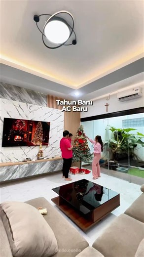 Elizabeth Gunawan on Instagram: "Sambut keluarga dan tamu natal dan tahun baru pakai AC COMFEE Gusto @comfee_indonesia buat di ruang keluarga aku! AC ini punya banyak fitur unggulan, mulai dari Smart Control, Eco+ Technology, Active Clean+ dan Gear Control bisa langsung kita pantau dari aplikasi handphone loh. Selain bikin adem, modelnya juga modern dan stylish nyaman banget buat keluarga! Langsung cek link di highlight "COMFEE" ya! #JoyfullyWithComfee #Comfeelndonesia"