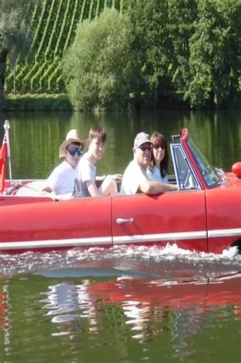 L’Amphicar, la voiture qui roule sur terre et flotte sur l’eau
