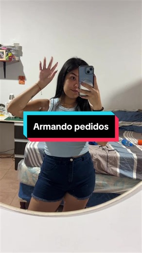 ¿Cuántos pedidos puedo armar en un día? 📦✨ Hoy tocó jornada intensa de producción y armado 💪 👉 Pedido mayorista de 10 cuadernos A5 • 80 hojas rayadas • Interior impreso en papel de 80 g 👉 Álbum de recuerdos del bebé • Interior totalmente personalizado • Tapas impresas y laminadas 👉 Álbum de firmas y libro del bebé en tonos rosa 👉 Pedido de 20 fotos 14×20 • Impresas • En fundas antioxidantes Y para cerrar el día: ✔️ armado de cajas ✔️ etiquetas de correo listas ✔️ pedidos preparados para en