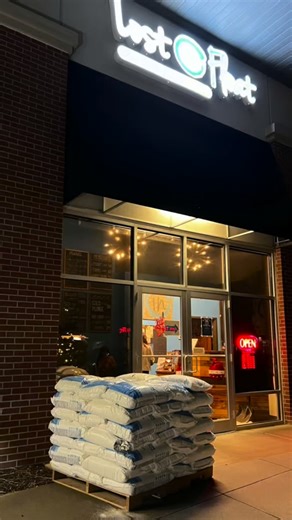 🧂🚛 This is what 2,500 pounds of Epsom salt looks like when it rolls up to our door. 😅 Fun fact: Each float tank takes around 1,300 lbs of this magnesium goodness to create that effortless, weightless float you sink into. That’s why you glide so smoothly, step out with impossibly soft skin and hair, and feel that deep calm that lingers for days. Watch us hustle through the unload in fast-forward — all these bags getting hauled in so we can keep the tanks ready for your next escape. Who’s ready