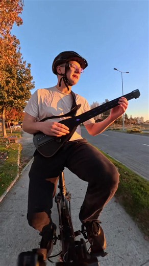 AaaaaA 🎸🚲🍳 Probando la Cyber-G mientras cocino, ando en bicicleta y toco una canción de Ed Sheeran al mismo tiempo 😅🎶 Honestamente no pensé que este instrumento fuera tan entretenido. Tiene demasiadas opciones de sonido y puedes jugar con un montón de combinaciones distintas: guitarra, bajo, batería, piano y mucho más 🎸🔥 Definitivamente me sorprendió 👀✨ Trying the Cyber-G while cooking, riding my bike and playing an Ed Sheeran song at the same time 😅🎶 Honestly, I didn’t expect this ins