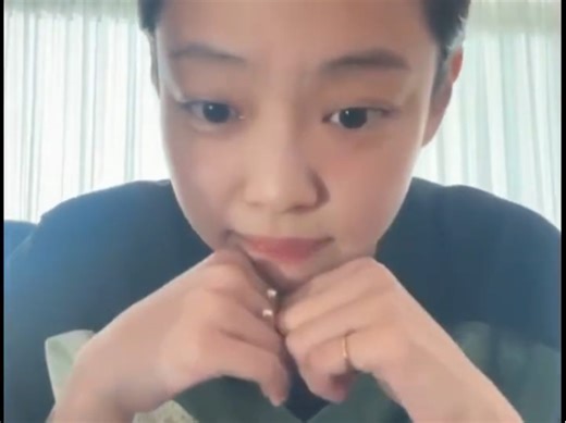 【两站联合中字】 240426 JENNIE 彩色电视机直播中文字幕