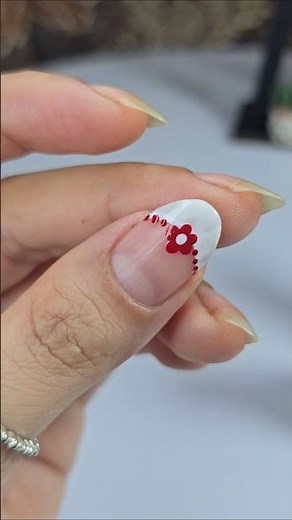 Easy Floral Nail Art Tutorial #shortsfeed #shorts #nails #naildesign #nailart