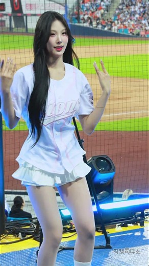 As expected, the dance moves and lines are so smooth~ Cheerleader Sinbi