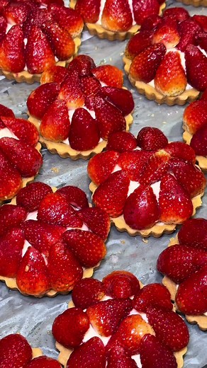 Indulge in Gula Cakery’s Old Fashioned Strawberry Tart