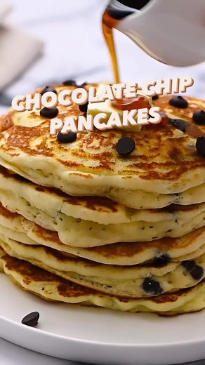 Start your Monday with this classic CHOCOLATE CHIP PANCAKE recipe!🥞🍫 Fluffy, sweet and easy to make, these pancakes are one of my favorites. This easy breakfast recipe makes light, fluffy homemade pancakes stuffed with rich chocolate chips—and they come together in a matter of minutes!😍 Recipe can be found in the comments! | All Things Mamma
