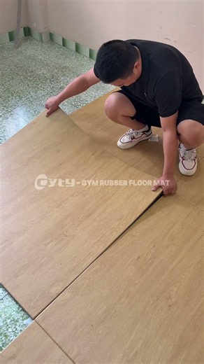 Wood grain rubber floor mat, home gym installation process #gymrubber #rubber #Rubber floor mat