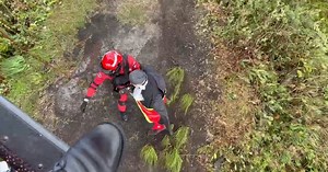 Helikopter bomba bawa turun pendaki Gunung Yong Belar terkehel bahu | Harian Metro