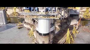 Quayside drydocking and platform installation - Dockwise vanguard | Marina mercante