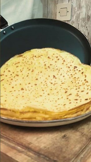 Je prépare des crêpes au jambon et au fromage comme ma grand mère