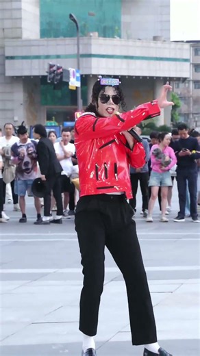 What dance MJ fans cheer wildly! clip2