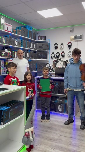 🎄🎶 Colindătorii au venit la AlexPC! Am primit cu bucurie colindele și spiritul sărbătorilor chiar la noi în locație ❤️✨ 🎅 Mulțumim colindătorilor și vă dorim tuturor Sărbători Fericite, 🎄 Crăciun Fericit și un An Nou plin de bucurii, sănătate și upgrade-uri reușite! 📍 AlexPC 🌐 alexpc.ro 🏠 Str. Ștefan Mihăileanu nr. 9, Constanța ✨ Vă mulțumim că sunteți alături de noi! calculator gaming 5.4K, calculator gaming ieftin 720, laptop gaming 1.2 mil, laptop gaming ieftin 1.9K, laptop gaming asus