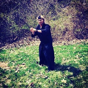 I’m warming up with a few #Bojutsu (#棒術) stick fighting drills! 👺‬ ‪.‬ ‪Bojutsu (stick arts) is the study of battlefield strategy and tactics utilizing stick weaponry. In this case, bojutsu covers a broad spectrum of study, including rokushakubo (six-foot staff), jo (four-foot staff), hanbo (half-stick, three-foot staff), tanbo (double stick) and eda koppo (short stick).‬ ‪.‬ ‪Study The Ancient Ninja Martial Art Called: ‬ ‪“Ninjutsu”! 👺‬ ‪.‬ ‪Do you live in Kansas City?‬ ‪Call us for a FREE TR