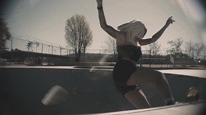 “Floating Through Space” es el nuevo single de Sia y David Guetta y ya podés escucharlo: https://sia.lnk.to/FloatingThroughSpace #DATO 👉Esta canción forma parte del nuevo álbum de Sia, “Music”, que sale el 12 de febrero ;) | Warner Music