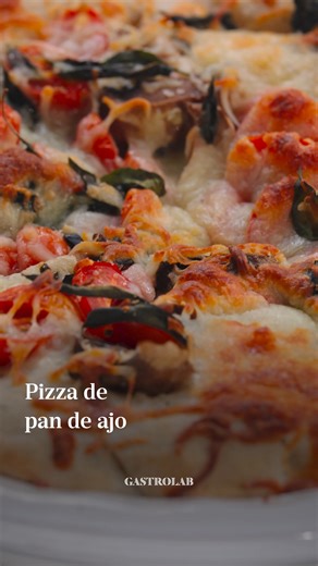 GastroLab on Instagram: "#RecetasDeli | 🍕 Nunca es un mal día para preparar una pizza. 🍕 Ingredientes masa: 5 gr levadura 300 gr harina 170 ml agua 5 gr sal Ingredientes pizza: 10 gr ajo confitado 70 gr mantequilla C/s aceite vegetal 200 gr mozzarella rallado 50 gr Cherrys 50 gr champiñones fileteados 10 gr hojas de albahaca C/s aceite de oliva Procedimiento masa: Incorporar harina, levadura, agua y sal hasta obtener una masa lisa y flexible, dejarla fermentar a temperatura ambie