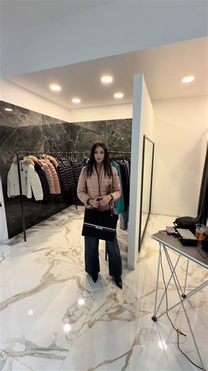 🧥 Piumino BLAUER: caldo, leggero e super femminile 👜 Borsa GCDS: carattere, personalità e dettagli che fanno la differenza Se vuoi un outfit che ti faccia sentire speciale anche nelle giornate più fredde… qui trovi qualità vera e capi che parlano di te 💫 Ti aspettiamo in store… ma affrettati, le più belle vanno via subito 😏 📍 Christian Store – Via Campobello 136, Licata.