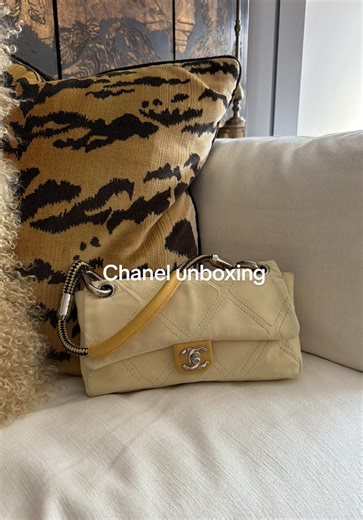 This bag is summer personified💛😋🌼 got it at @17th St #chanelunboxing #luxuryhandbags #chanel #butteryellow #haul